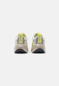 Lacoste Sneakers - off-white