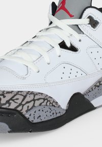 Λευκό και γκρι παπούτσι μπάσκετ με λευκά κορδόνια, μαύρη και γκρι παστέλ σόλα και κόκκινο λογότυπο Jumpman στη γκρι γλώσσα.