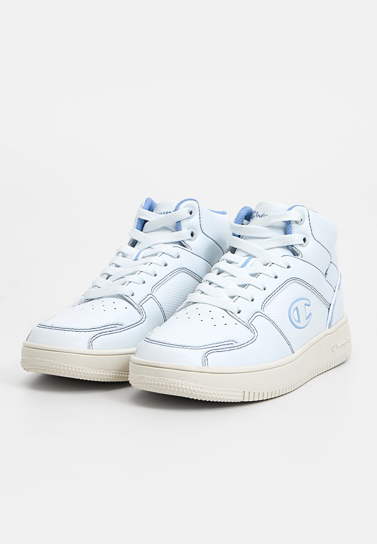 Zapatillas altas de color azul claro, hechas de material sintético, con puntera perforada, cordones blancos y una suela de goma beige con acentos de logo.