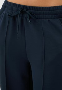 Bershka WIDE-LEG - Tepláky - royal blue