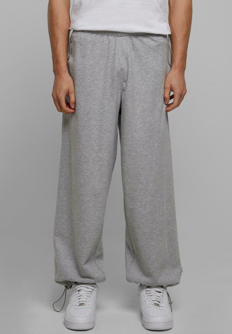 Lys grå sweatpants lavet af blødt materiale, med en afslappet pasform, elastisk talje, sidelommer og manchetter ved anklerne.