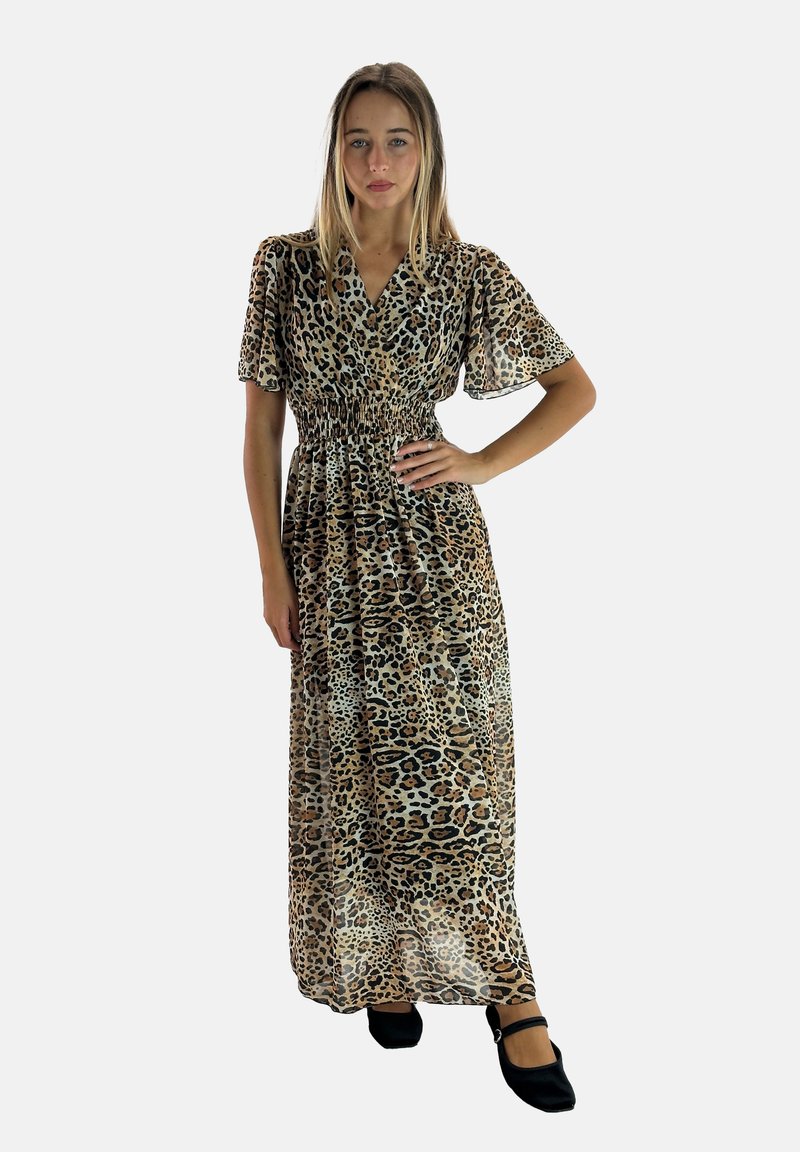Robe maxi avec un motif léopard, en tissu léger, manches courtes et taille élastiquée. Associée à des chaussures Mary Jane noires.