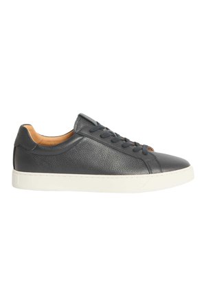 Zwarte leren sneaker met een textuurafwerking, witte rubberen zool en bijpassende veters. Voorzien van een afgeronde neus en een minimalistisch ontwerp.