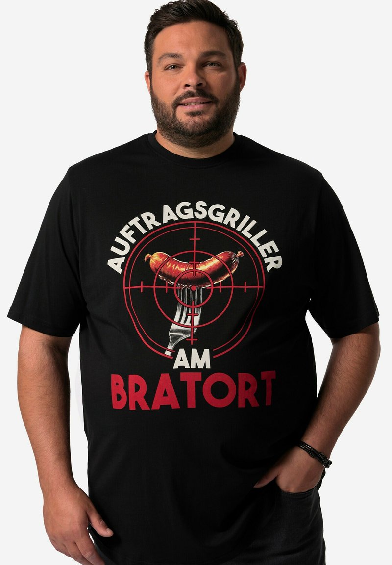 Czarny bawełniany t-shirt z centralnym nadrukiem widelca i kiełbasy z czerwonymi okręgami celowniczymi, tekst brzmi: "AUFTRAGSGRILLER AM BRATOR T."