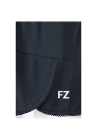 Navy blue garmentti, jossa on aaltoileva helma, vaaleanpunainen "FZ" -logo ja sileä kangasrunko. Tarkat tikkausreunat tuovat hienovaraisia korostuksia.