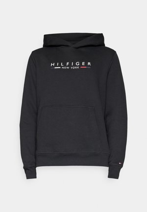 Μαύρο φούτερ με κουκούλα και μπροστινή τσέπη, με το κείμενο "Hilfiger New York" και μικρό κόκκινο, λευκό και μπλε λογότυπο στο μανίκι.