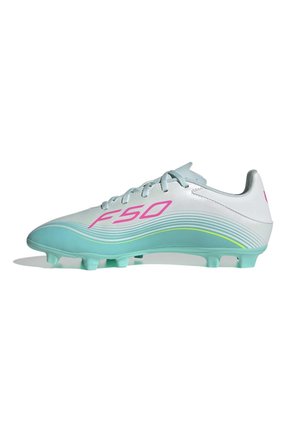 Scarpa da calcio bianca e turchese con testo "F50" rosa e design a strisce curve, con sei tacchetti sulla suola.