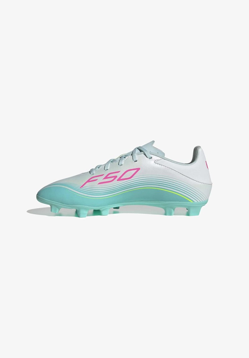 Chaussure de football blanche et turquoise avec texte rose « F50 » et motif à rayures courbées, équipée de six crampons sous la semelle.