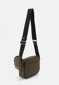 Michael Kors UTILITY FLAP XBODY UNISEX SET - Keresztpántos táska - olive