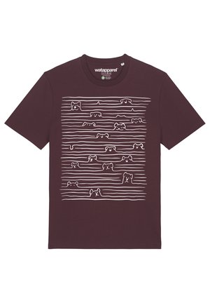 T-shirt en coton bordeaux avec un motif de dessin linéaire blanc représentant des chiens sur fond de lignes horizontales, à manches courtes et col rond.