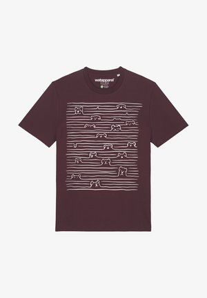 T-shirt en coton bordeaux avec un motif de dessin linéaire blanc représentant des chiens sur fond de lignes horizontales, à manches courtes et col rond.