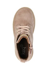 Lichtroze suède enkellaars met veters, een zijrits en een patroonaccent bij de kraag. Platte rubbersole en zachte, textuurfinish.
