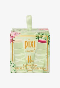 Das Pixi Lip Treat Duo besteht aus zwei Lippenbalsam-Sticks in leuchtend grüner Verpackung mit Blumenmotiven, einem Bandgriff und goldenen Akzenten.