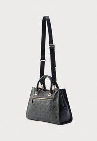 Czarna torebka ze strukturalnej skóry z tłoczonym wzorem logo, złotym suwakiem kieszeni, dwoma uchwytami i regulowanym długim paskiem na ramię.