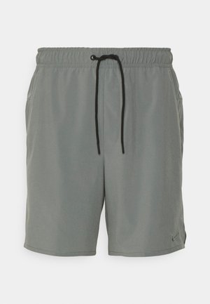 Shorts de sport gris avec une taille élastique, un cordon de serrage noir, deux poches latérales et un petit logo de marque sur l'ourlet inférieur.