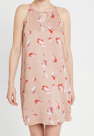Robe vintage à fleurs en beige clair avec des motifs de fleurs roses et rouges, design sans manches, détail en forme de trou de serrure au niveau du col, texture de tissu douce.