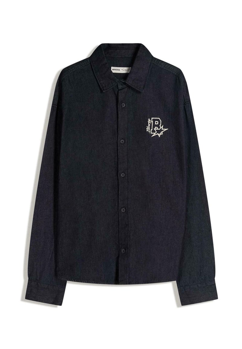 Camicia a maniche lunghe in denim scuro con colletto, chiusura a bottoni e logo ricamato "P" bianco sul petto. Texture liscia.