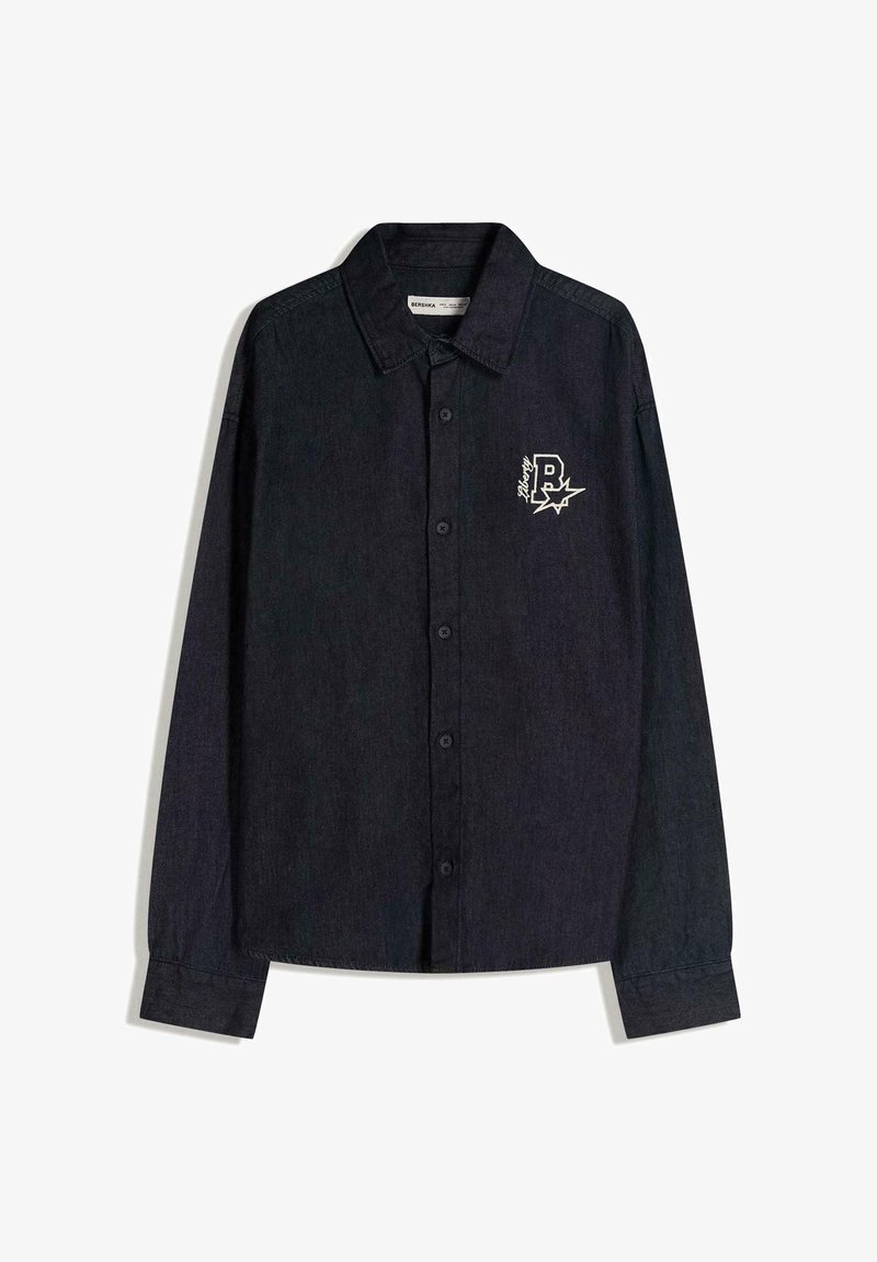 Camicia a maniche lunghe in denim scuro con colletto, chiusura a bottoni e logo ricamato "P" bianco sul petto. Texture liscia.