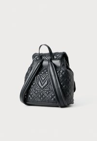 Schwarzer gesteppter Leder-Rucksack mit strukturiertem Design, Obergriff und verstellbaren Trägern. Mit einem Logodetail auf der Rückseite.