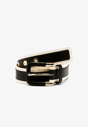 Cinturón negro y crema con una sección de cuero suave, tejido trenzado, hebilla en tono dorado y acentos metálicos con tachuelas circulares.