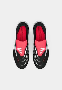 Μαύρα και ροζ αθλητικά παπούτσια slip-on με υφή στην επάνω πλευρά, λεπτομέρειες από διχτυωτό υλικό και ανακλαστικές λεπτομέρειες. Διαθέτουν έντονα άσπρα λογότυπα της μάρκας.