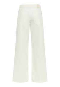 Pantalon en denim blanc à jambe large, taille haute, avec deux poches arrière et une étiquette à l'arrière. Texture douce et design décontracté.