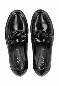 Schwarze Lackleder Slipper mit geflochtenem Akzent an der Vorderseite und einer runden Zehenpartie. Texturiertes Innenfutter mit gepolsterter Innensohle.