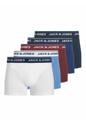 Młody mężczyzna z krótkimi blond włosami, ubrany w białe bokserki Jack & Jones, stoi na jasnym, jednolitym tle, zwrócony twarzą w przód.