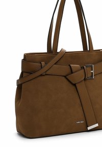Bruine suede tote bag met gestructureerde vorm, voorzien van dubbele handvatten, een afneembare schouderriem en een riemachtige accent met een metalen gesp.
