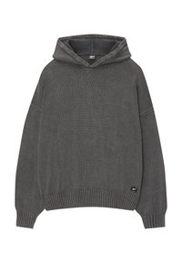 Pull à capuche tricoté gris foncé avec des poignets et un ourlet côtelés, et une petite étiquette noire sur le bas avant.