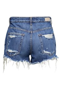 Pantalones cortos de mezclilla con un dobladillo deshilachado, color azul, detalles desgastados y bolsillos traseros. Etiqueta visible en la cintura, sin adornos.
