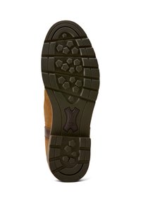 Schuhsohle mit tiefem Gummiprofil, hexagonalen Mustern und einer gebogenen Ferse. Obermaterial aus braunem Wildleder mit einem kontrastierenden Lederstreifen.