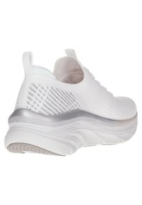 Scarpa atletica bianca slip-on con tomaia in maglia, accenti argentati, suola testurizzata e linguetta sul tallone, visualizzata da un'angolazione laterale posteriore.