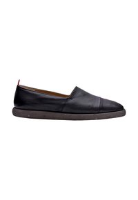 Scarpa nera slip-on realizzata in pelle liscia con punta arrotondata, suola in gomma testurizzata e un piccolo accento rosso sul retro.
