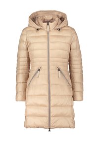Beige Pufferjacke mit einer Kapuze, ausgestattet mit einem Reißverschluss vorne, zwei Reißverschlusstaschen und horizontalem Steppdesign.