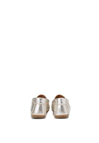 Metallic gold Slippers mit runder Zehenpartie, glatter Textur und genähten Akzenten an Ferse und Seiten. Flache Sohle.