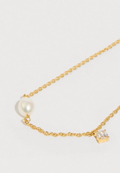 Colar de corrente dourada com uma pérola branca lisa e um pendente de cristal transparente. A corrente apresenta elos entrelaçados, criando uma aparência delicada.