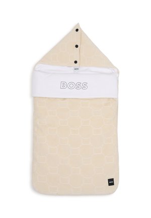 Nid d'ange beige à capuche pour bébé avec boutons noirs, haut replié blanc et logo "BOSS" imprimé à l'avant et dans le coin inférieur.