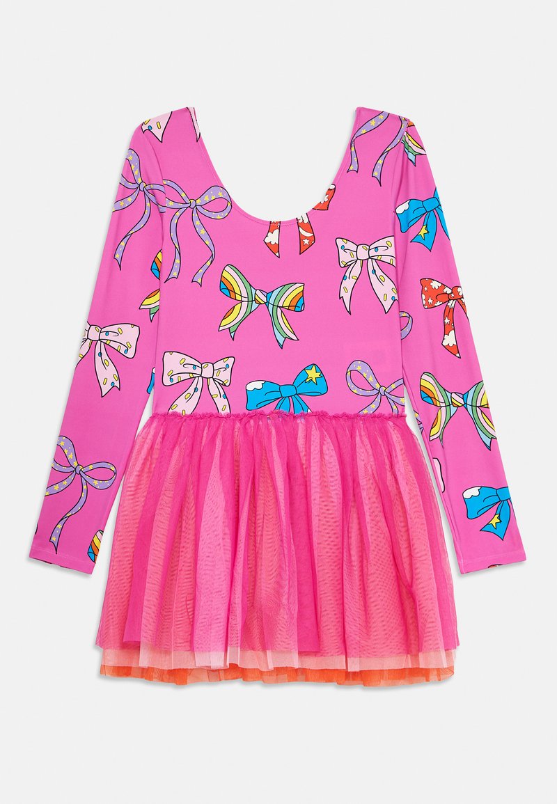 Vestido de mangas longas em rosa vivo com gráficos de laços multicoloridos. Saia de tule em tons de rosa em camadas, com uma textura suave.