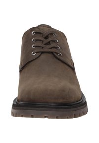 Chaussure en cuir marron à lacets avec une texture lisse, bout arrondi et semelle en caoutchouc dotée d'un crantage prononcé, conçue pour la durabilité et le confort.