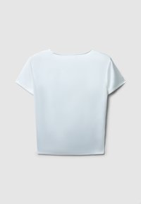 Blusa bianca a taglio ampio realizzata in tessuto liscio. Presenta maniche corte e scollo arrotondato, senza motivi o dettagli visibili.