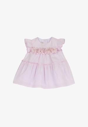 Abito per neonata di colore rosa chiaro con maniche corte a volant e decorazioni in tessuto a forma di fiore sulla parte anteriore, vita arricciata e gonna svasata.