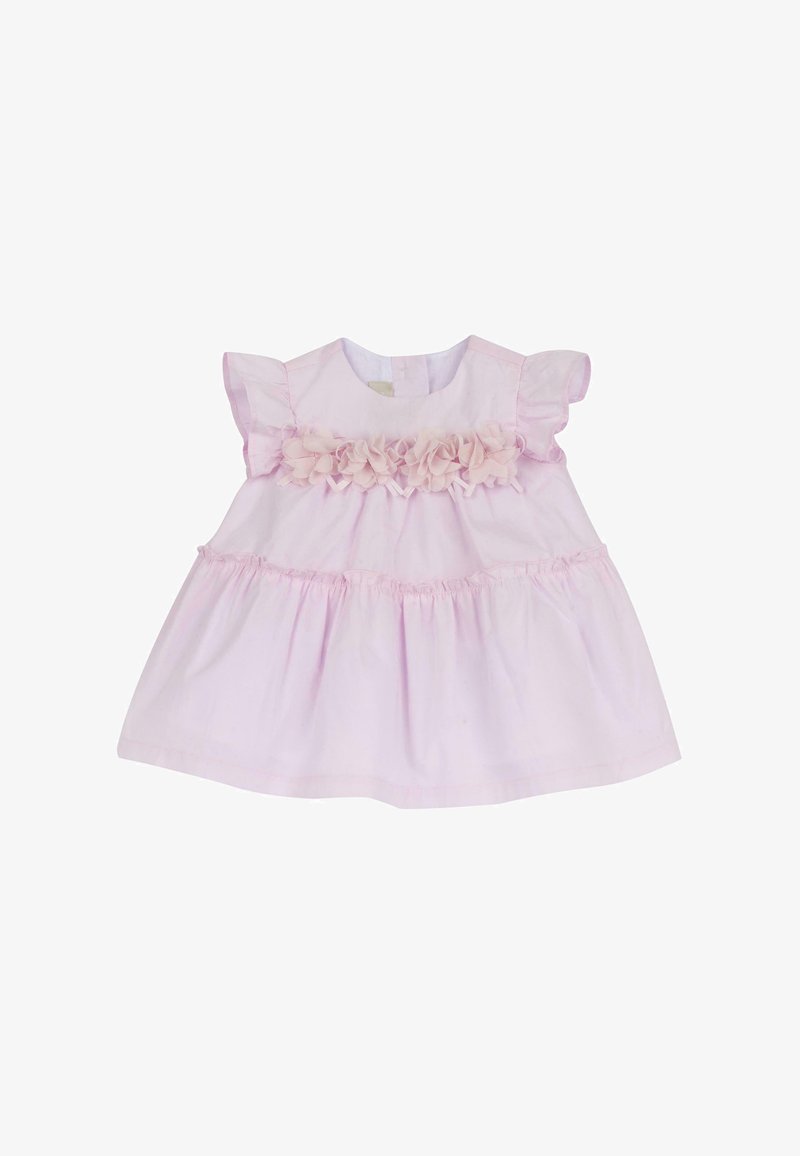 Robe de bébé rose clair avec des manches courtes à volants et des décorations en tissu sous forme de fleurs sur la poitrine, taille froncée et jupe évasée.