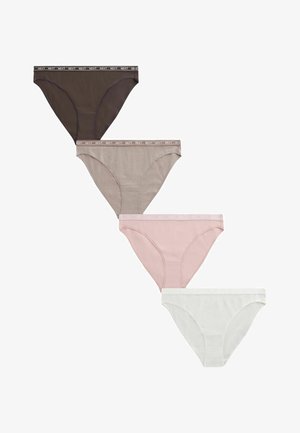 Vier damesslips bikini in donkerbruin, taupe, lichtroze en wit, elk met een merkband met de tekst "NEXT."