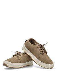 Zapatos de gamuza marrón con puntera redonda, diseño de cordones, suela de goma crema contrastante y acento de yute trenzado a lo largo del borde.