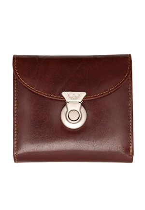 Portafoglio in pelle marrone con un flap arrotondato, dotato di una chiusura a scatto argentata e cuciture in contrasto lungo i bordi. Superficie texturizzata.