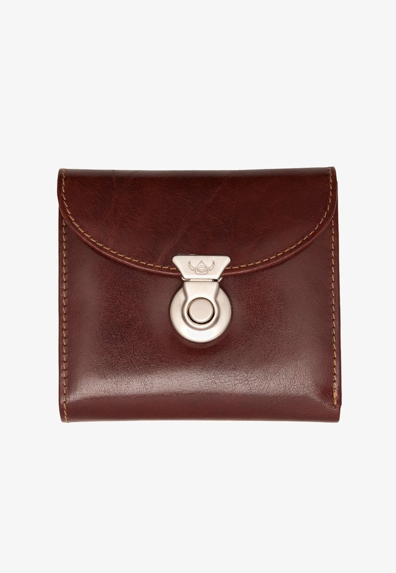 Billetera de cuero marrón con una solapa redondeada, que presenta un cierre a presión plateado y costuras en contraste a lo largo de los bordes. Superficie texturizada.