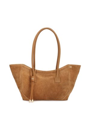 Bolso tote de ante marrón con asas largas de cuero y borlas decorativas de cuero con puntas doradas.