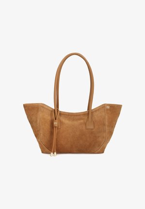 Sac fourre-tout en daim marron avec de longues poignées en cuir et des glands décoratifs en cuir à extrémités dorées.