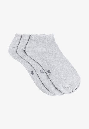 Kolm paari heledat hallid puuvillased pahkl socksid, ribaga ülaosa ja tugevdatud kandiga, iga sokk sisaldab diskreetset logo.